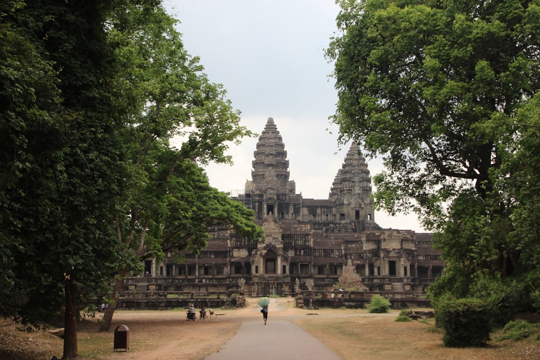 Angkor Wat bei Sonnenaufgang: Türme in Nebel und Reflexionen - Wat Po | Secret World Trip Planner