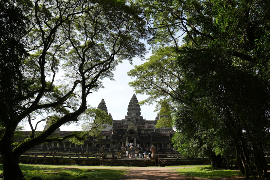 Angkor Wat bei Sonnenaufgang: Türme in Nebel und Reflexionen - Wat Po | Secret World Trip Planner
