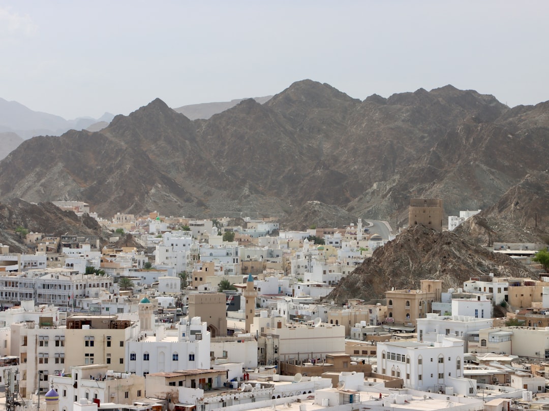 Entdecken Sie Hawrat Hal Sulaym: ein Naturjuwel im Oman - Adh Dhahir | Secret World Trip Planner