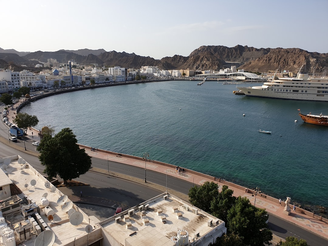 Entdecke Jabal Abu al Khashul: Ein Naturparadies im Oman - راسيا | Secret World Trip Planner