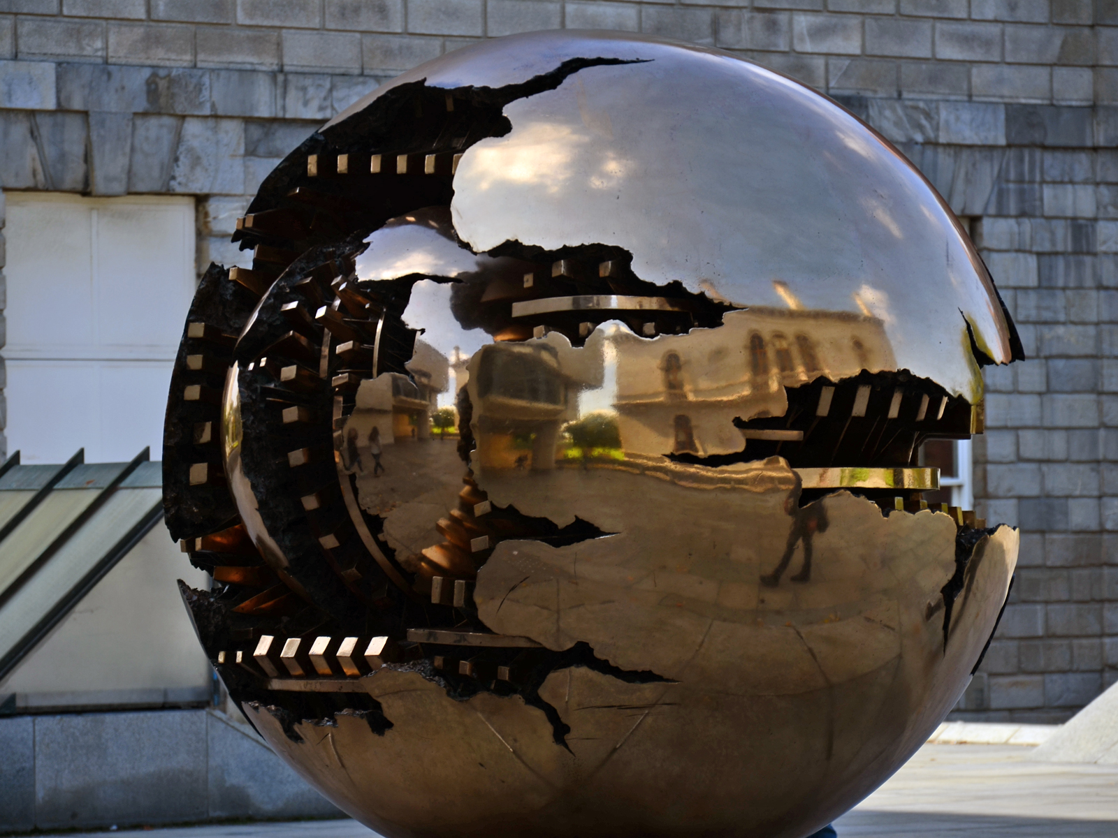 Die Sphäre mit Sphäre von Arnaldo Pomodoro in Irland entdecken - Dublin | Secret World Trip Planner