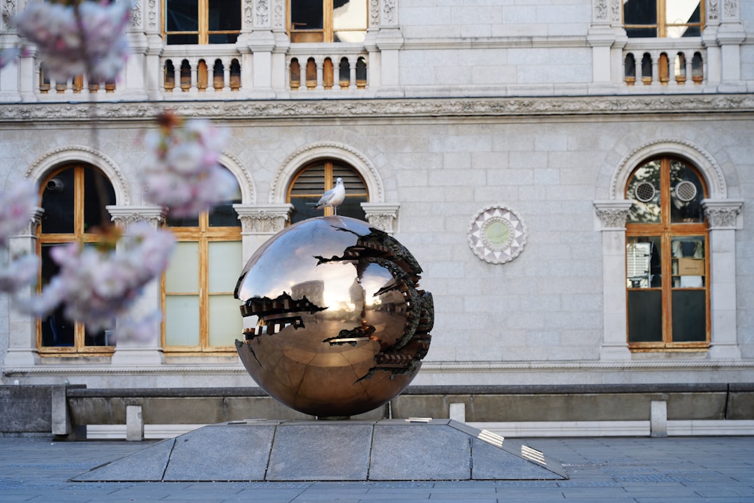 Die Sphäre mit Sphäre von Arnaldo Pomodoro in Irland entdecken - Dublin | Secret World Trip Planner