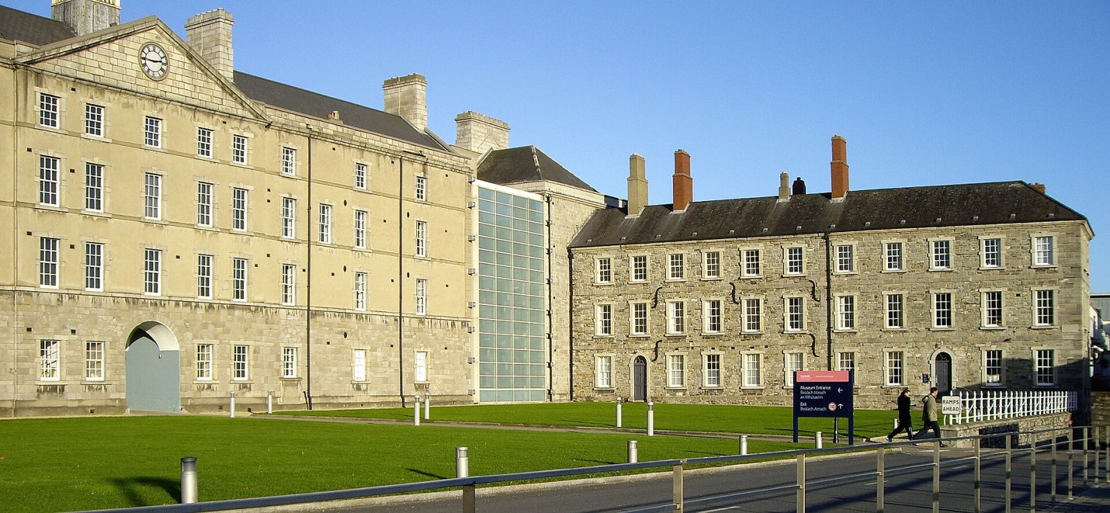 Besuchen Sie das National Museum of Ireland in den Collins Barracks — Dublin