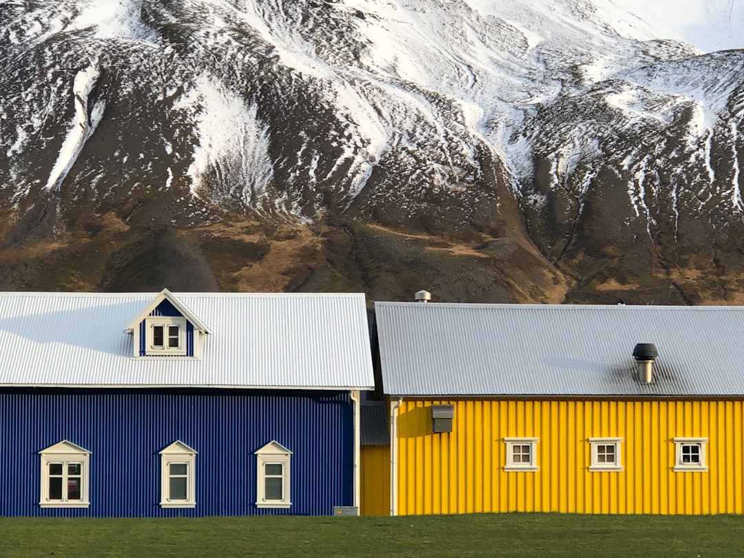 Murals und Heringe in Siglufjörður: Kunst am Fjord - Snorragata 10 | Secret World Trip Planner