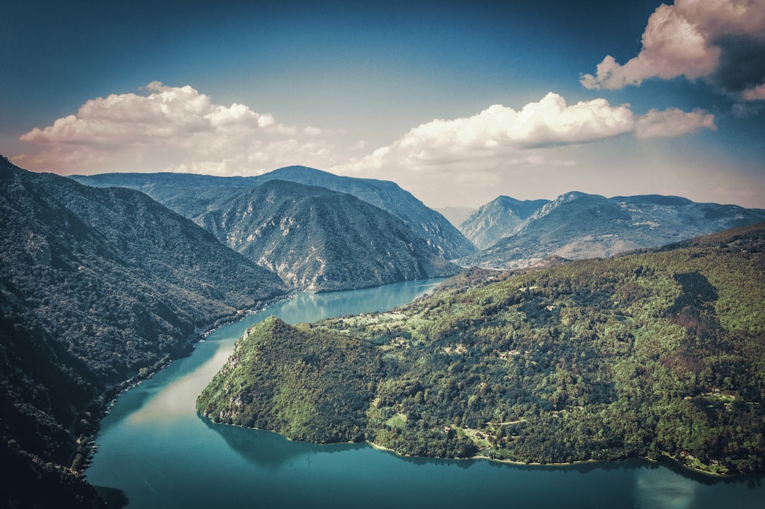 Lago di Perućac: Der Smaragd Serbiens | Secret World Trip Planner