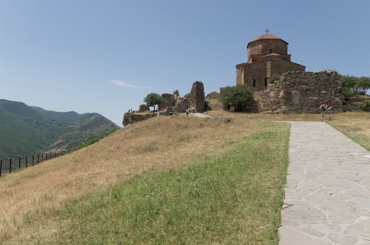 Monastero di Jvari a Mtskheta: tramonti sul tetto della Georgia — RPQM+C79
