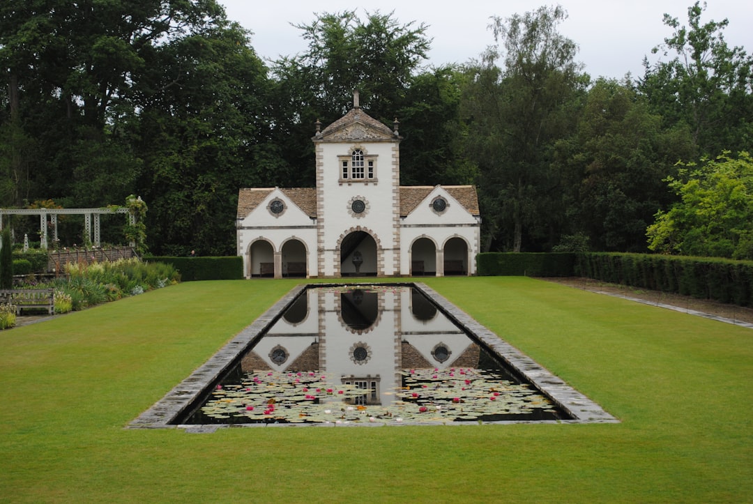 Bodnant Garden: Der goldene Glyzinientunnel in Wales - Tal-y-cafn | Secret World Trip Planner