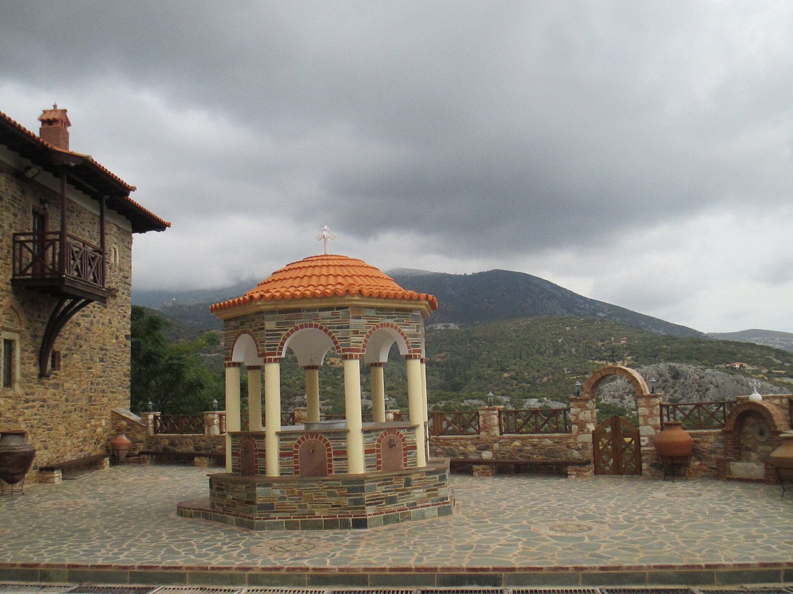 Scopri il Monastero di Megali Panagia: un tesoro di Samos - MRWR+6W Moni Megalis Panagias | Secret World Trip Planner