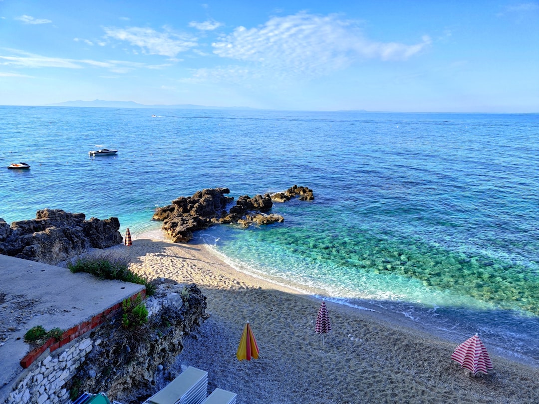 Dhermi: Albanische Strand mit weißem Kies und türkisblauem Wasser — 4JVP+QF6