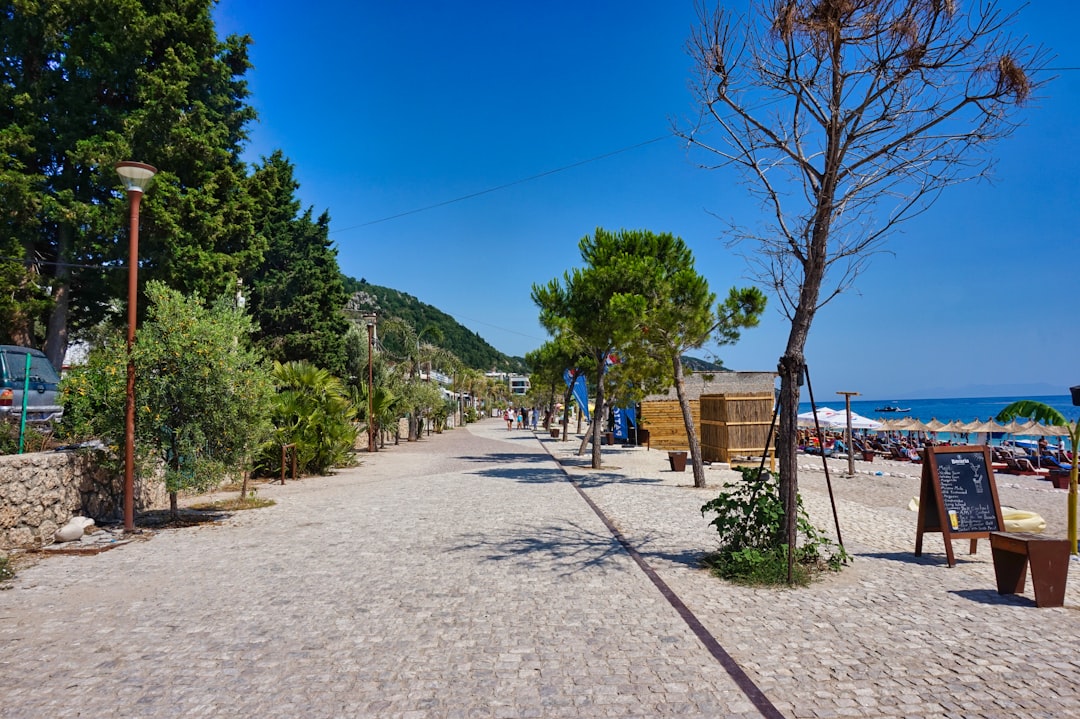 Dhermi: Albanische Strand mit weißem Kies und türkisblauem Wasser - 4JVP+QF6 | Secret World Trip Planner