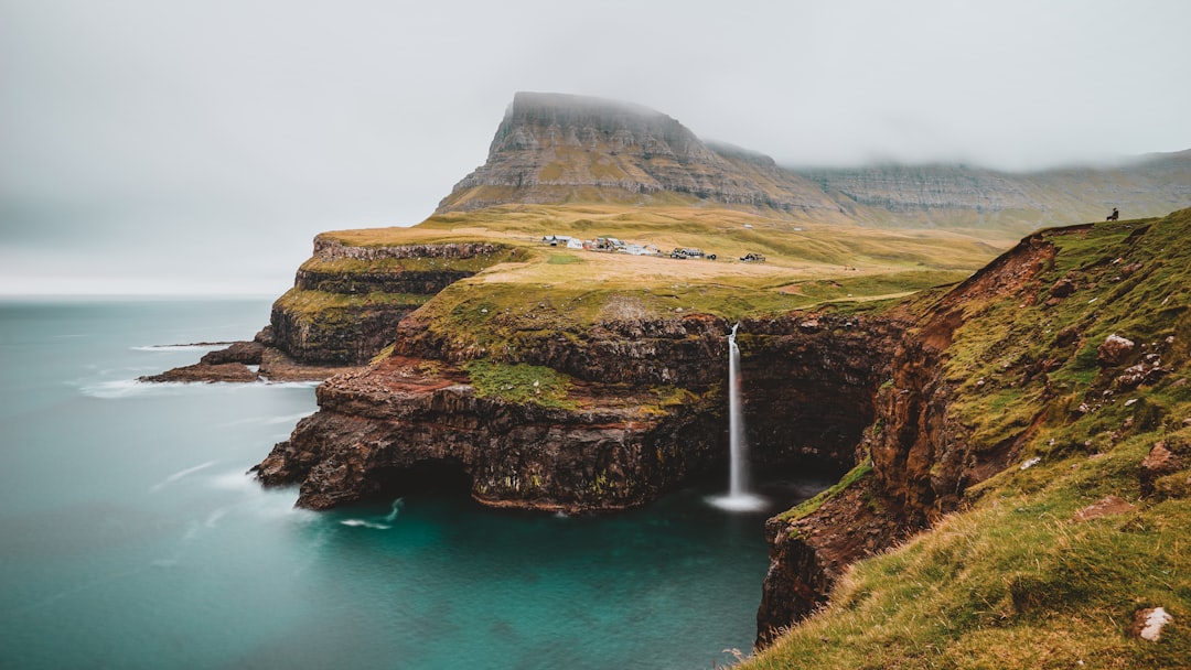Gásadalur: Sonnenuntergang über dem Wasserfall der Färöer — 4H47+CXP