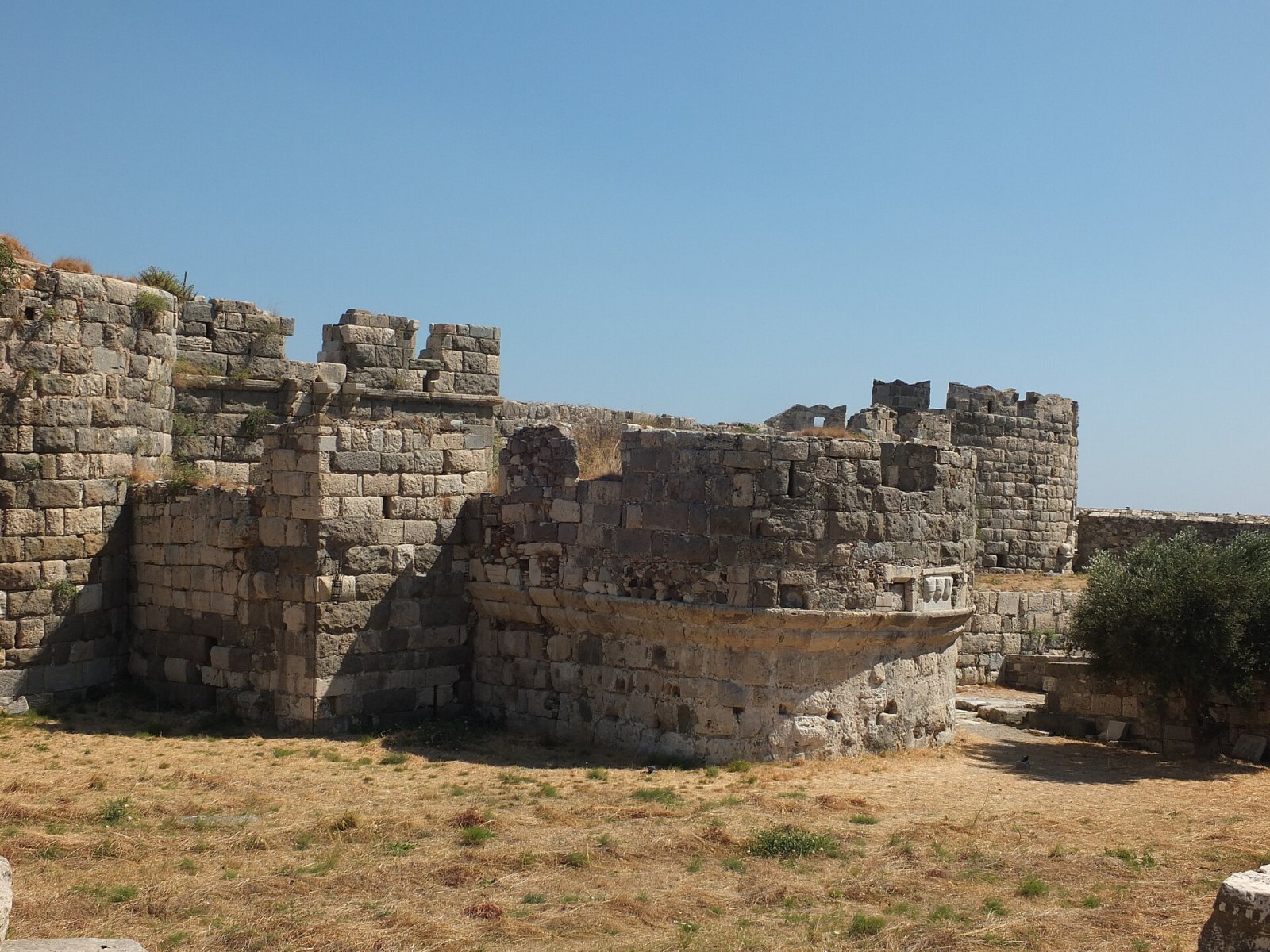 Discover the Castle of Megalo Chorio: a Historical Treasure in Greece — F84V+X8 Tilos