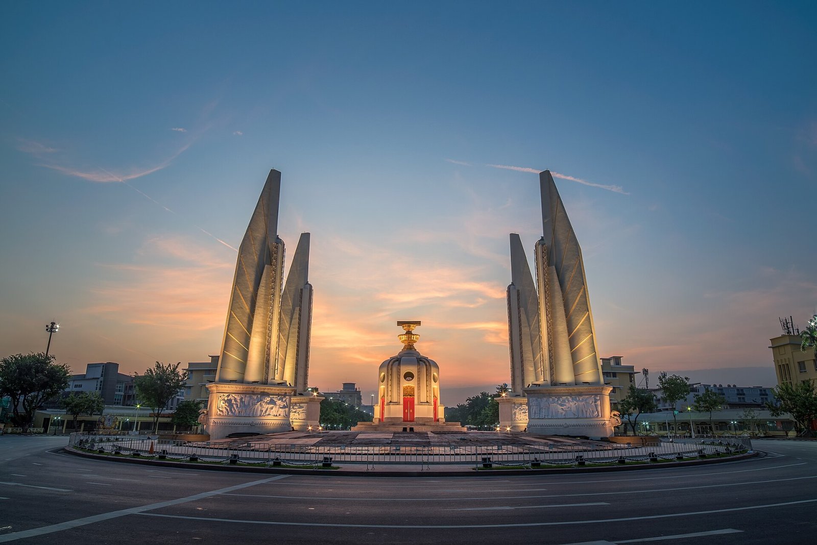 Democracy Monument: Symbol der Geschichte und Kultur in Thailand — Amphoe Mueang Khon Kaen