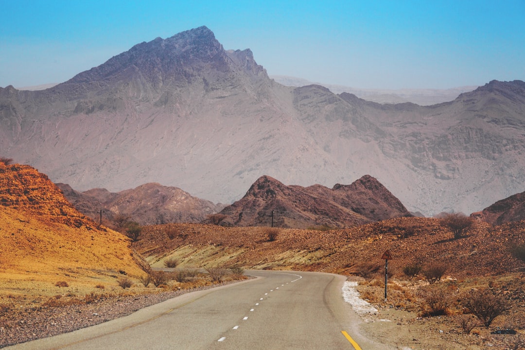 Entdecken Sie Jabal Madhrub: der bezaubernde Hügel im Oman - الشعنزي | Secret World Trip Planner
