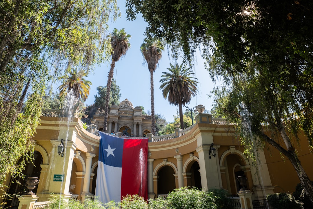 Scopri la Bandera Bicentenario: simbolo di storia e cultura cilena - Santiago | Secret World Trip Planner