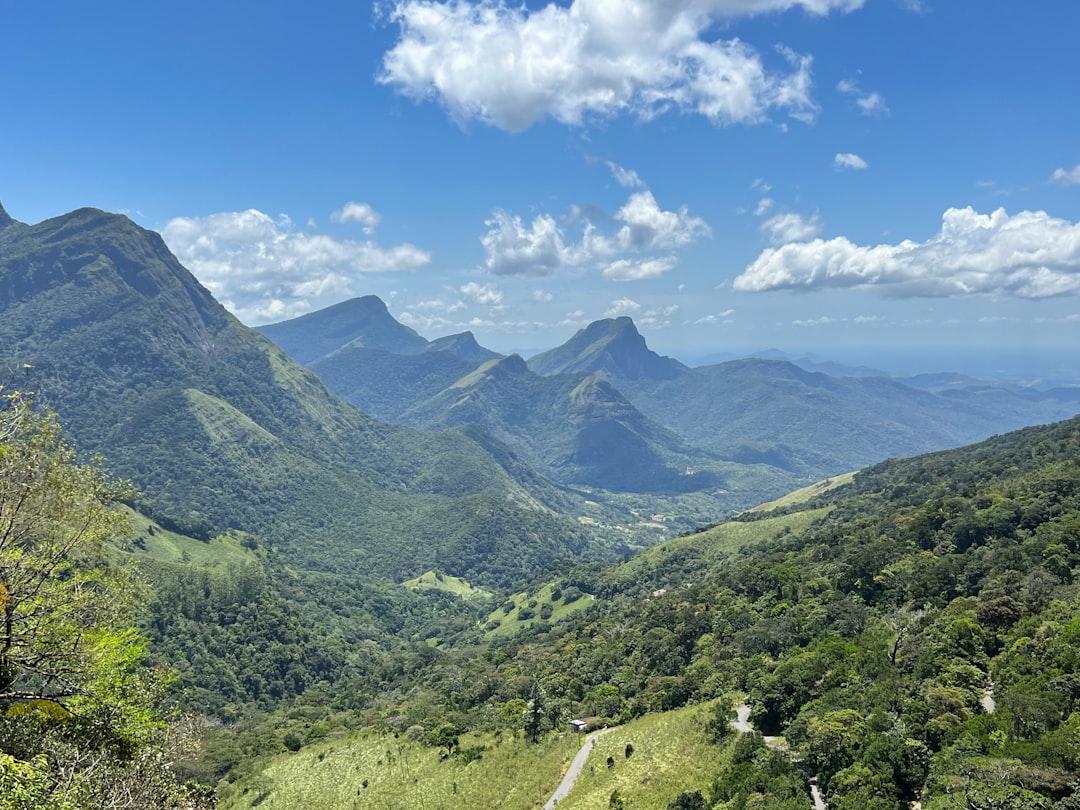 Kleiner Adams Peak: Panorama bei Sonnenaufgang in Ella - Ella | Secret World Trip Planner