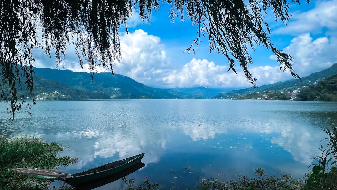 Phewa Lake: il riflesso dell'Annapurna sull'acqua - gantavya St | Secret World Trip Planner