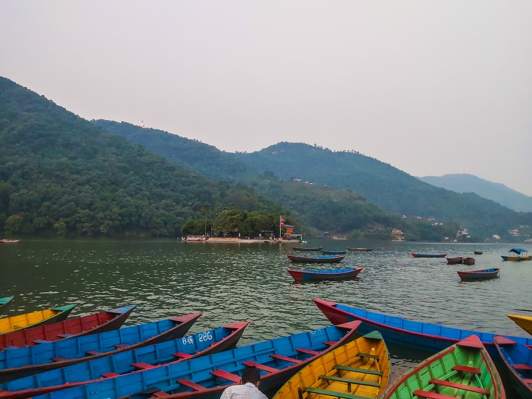 Phewa Lake: il riflesso dell'Annapurna sull'acqua - gantavya St | Secret World Trip Planner