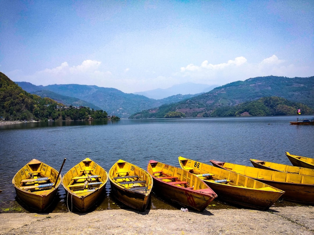 Phewa Lake: il riflesso dell'Annapurna sull'acqua - gantavya St | Secret World Trip Planner