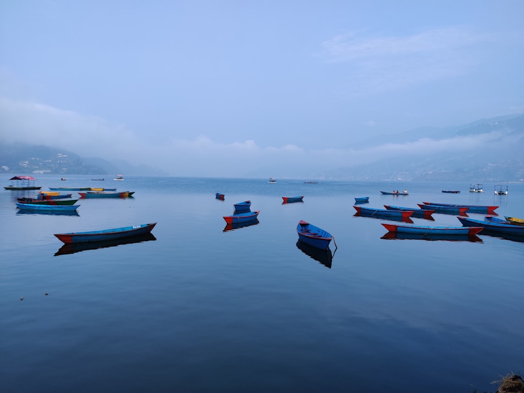 Phewa Lake: il riflesso dell'Annapurna sull'acqua - gantavya St | Secret World Trip Planner