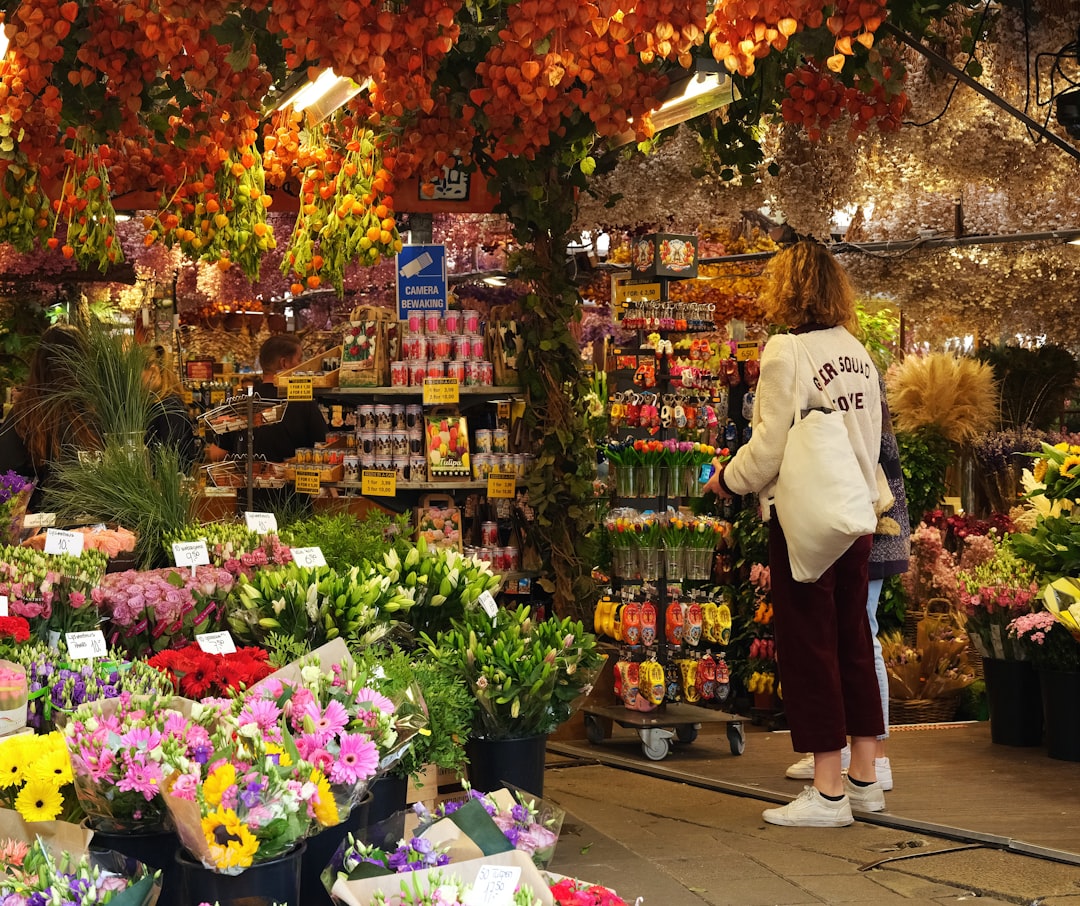 Amsterdam Flower Market: The Floating Tulip Market - Singel 630 | Secret World Trip Planner