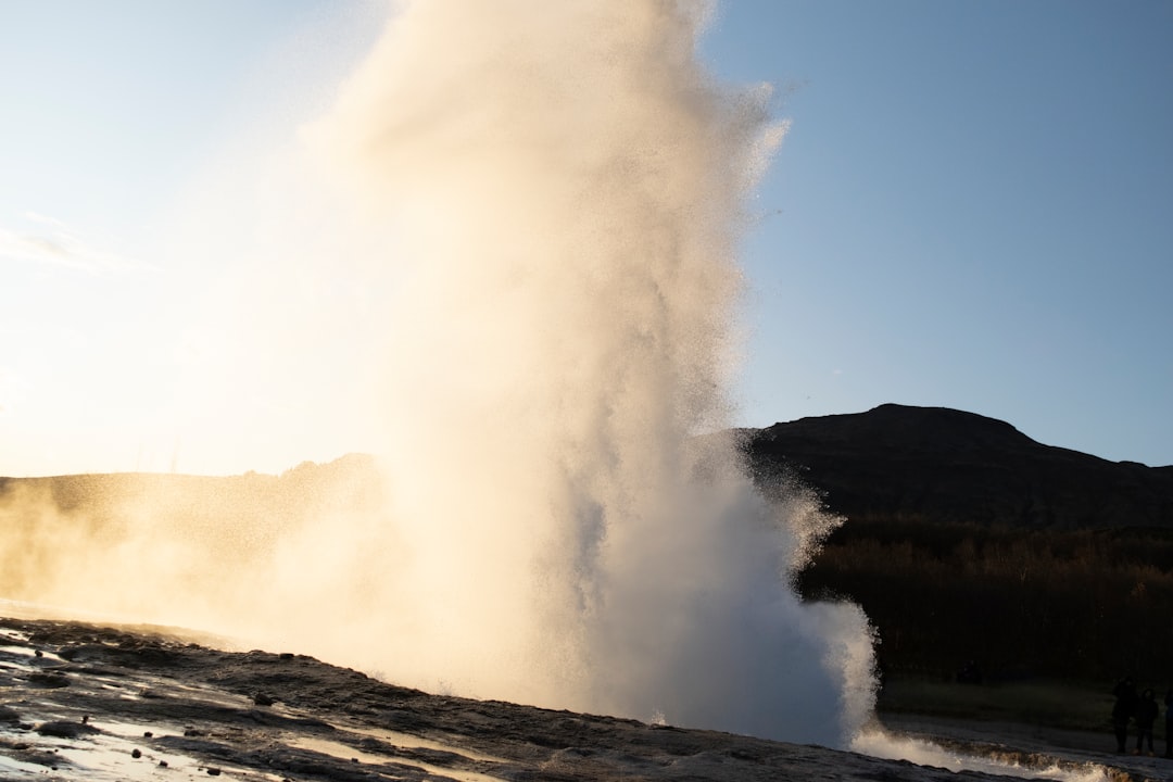 Strokkur: Der isländische Geysir, der alle 10 Minuten ausbricht - Hafnartún | Secret World Trip Planner