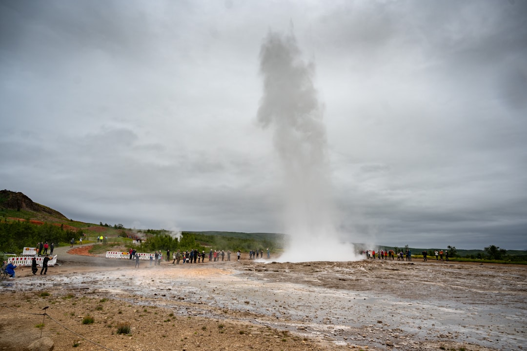 Strokkur: Der isländische Geysir, der alle 10 Minuten ausbricht - Hafnartún | Secret World Trip Planner