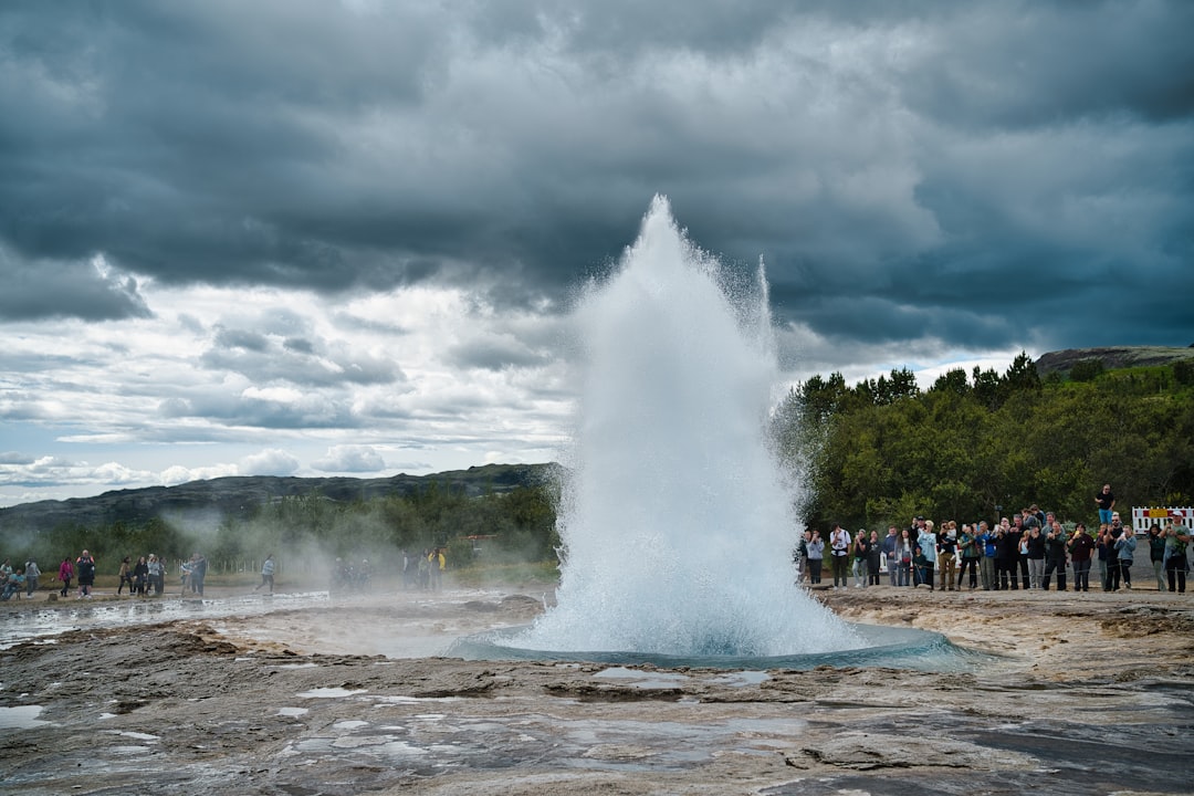Strokkur: Der isländische Geysir, der alle 10 Minuten ausbricht - Hafnartún | Secret World Trip Planner