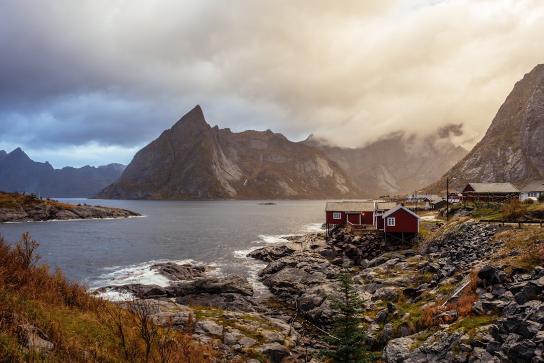 Hamnøy: le cabine rosse specchio dei fiordi Lofoten — Olenilsøya