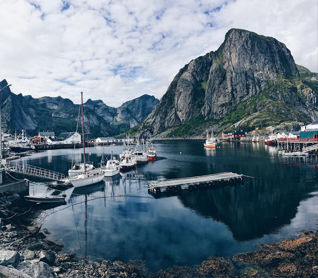 Hamnøy: le cabine rosse specchio dei fiordi Lofoten - Olenilsøya | Secret World Trip Planner