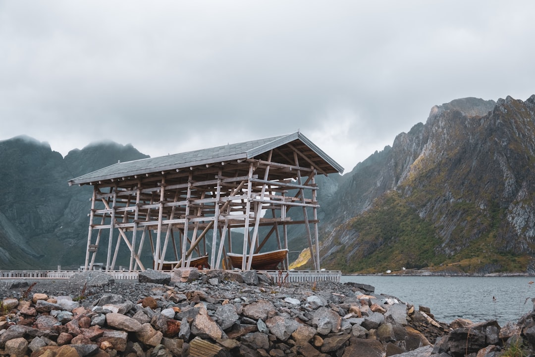 Hamnøy: le cabine rosse specchio dei fiordi Lofoten - Olenilsøya | Secret World Trip Planner