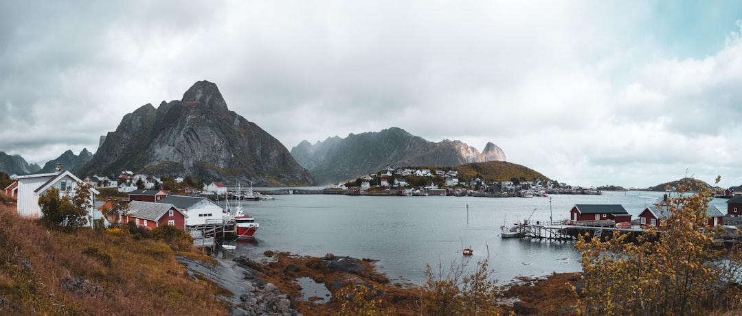 Hamnøy: Die roten Hütten der Lofoten-Fjorde - Olenilsøya | Secret World Trip Planner