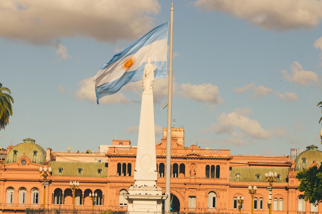 Mástil de la Plaza General José Arias: un simbolo di storia ad Alberti — Alberti