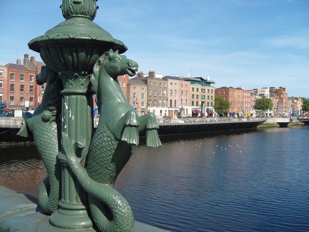 Entdecke The Five Lamps: Ein kulturelles Symbol von Dublin - Dublin | Secret World Trip Planner