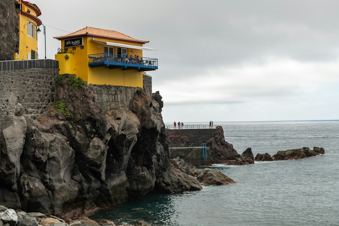 Sonnenuntergänge in Ponta do Sol: Madeiras Ozeanterrasse - Av. 1º de Maio | Secret World Trip Planner