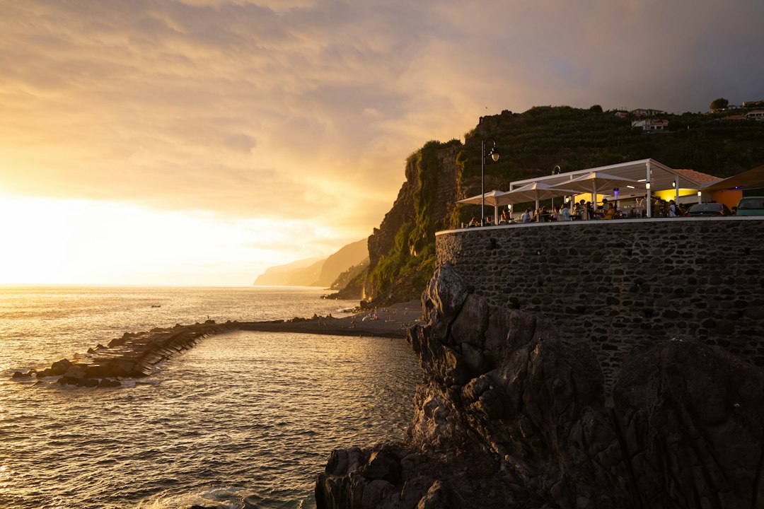 Sonnenuntergänge in Ponta do Sol: Madeiras Ozeanterrasse - Av. 1º de Maio | Secret World Trip Planner