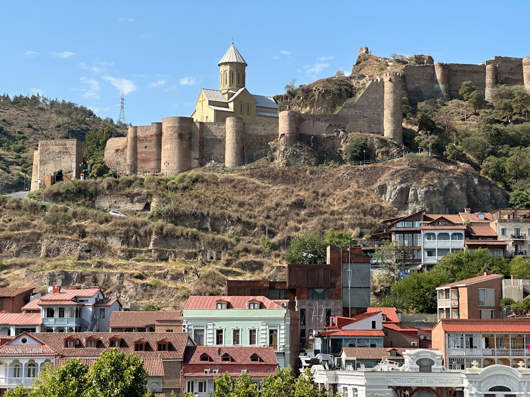Narikala bei Sonnenuntergang: Festung über Tiflis - 20 Orpiri Dead End | Secret World Trip Planner