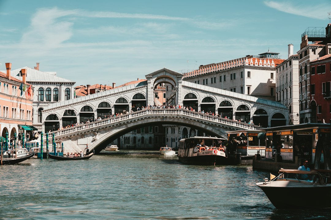 Rialtobrücke: Steinernes Herz am Canal Grande - 30125 Venezia VE | Secret World Trip Planner