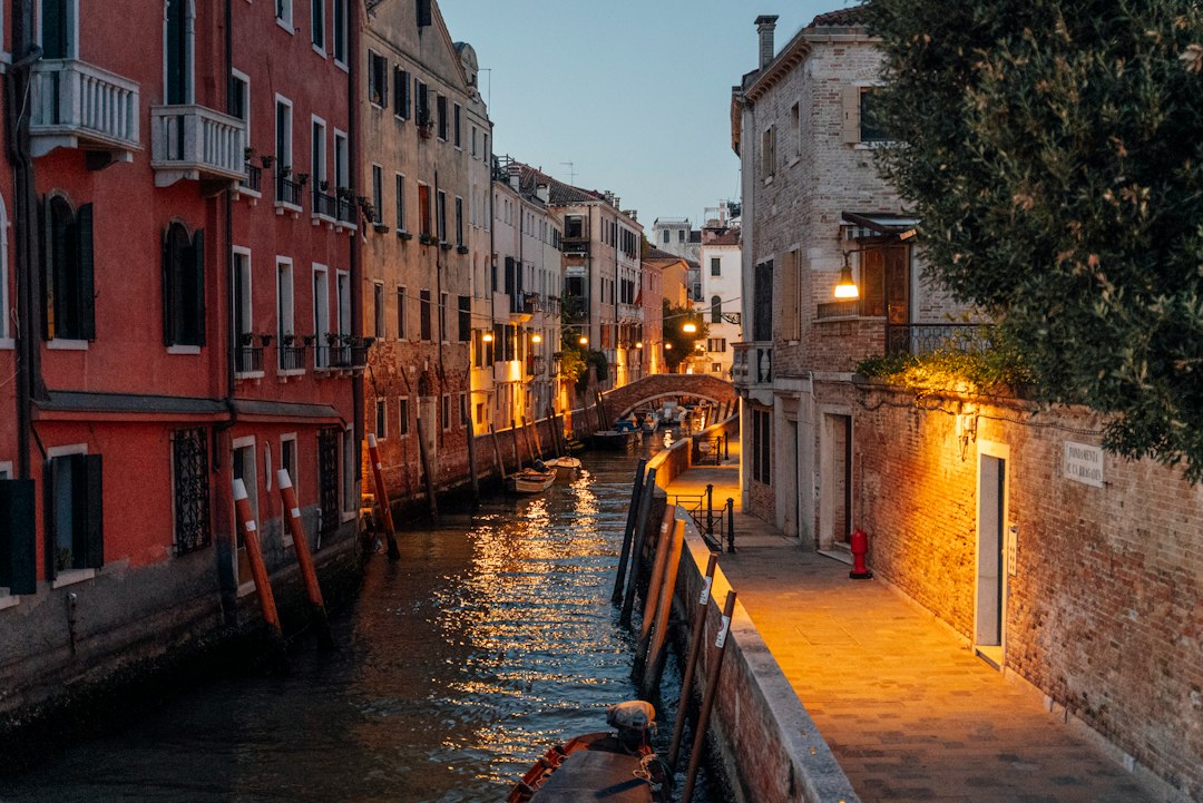 Rialtobrücke: Steinernes Herz am Canal Grande - 30125 Venezia VE | Secret World Trip Planner