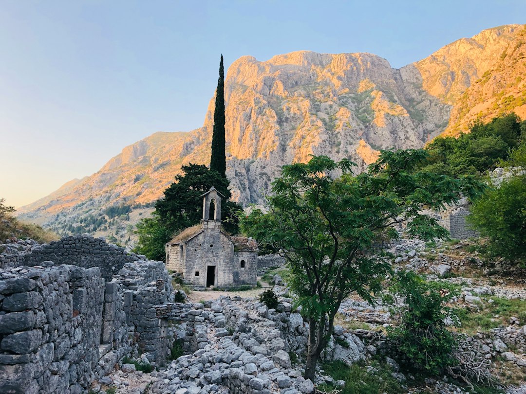 Entdecken Sie die faszinierenden Ruinen Montenegros — Prčanj