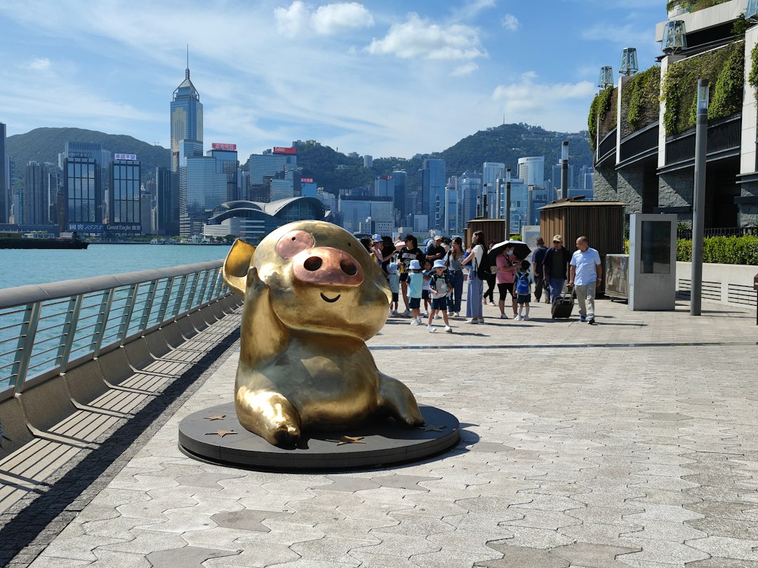 Entdecke die Magie der Avenue of Stars in Hongkong - Tsim Sha Tsui | Secret World Trip Planner
