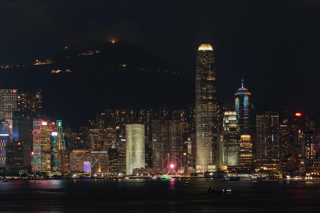 Entdecke die Magie der Avenue of Stars in Hongkong - Tsim Sha Tsui | Secret World Trip Planner