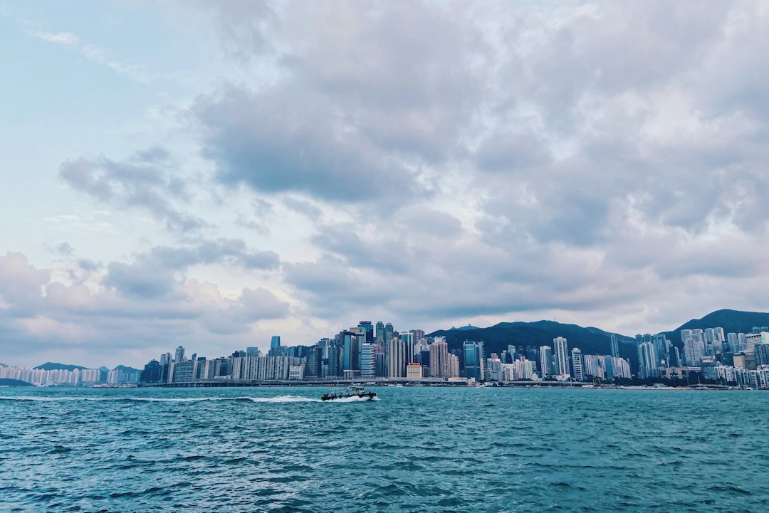 Entdecke die Magie der Avenue of Stars in Hongkong - Tsim Sha Tsui | Secret World Trip Planner