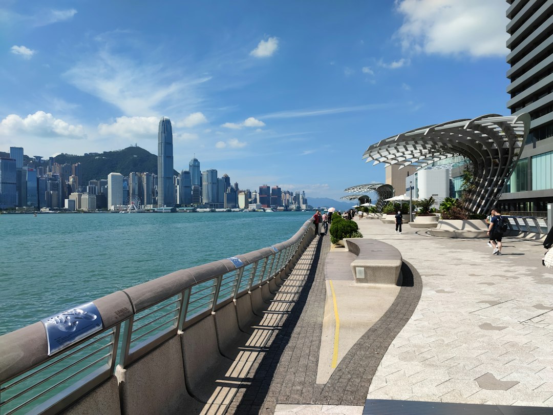 Entdecke die Magie der Avenue of Stars in Hongkong - Tsim Sha Tsui | Secret World Trip Planner