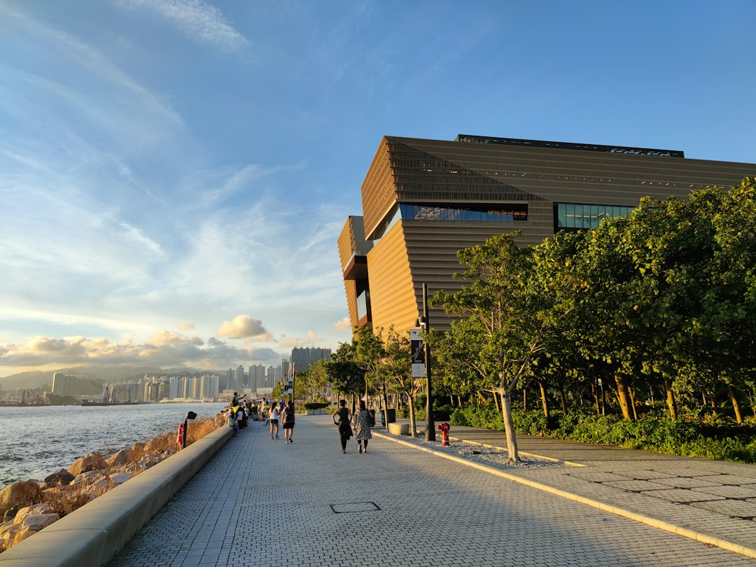 Entdecken Sie zeitgenössische Kunst im M+ Museum Hongkong - West Kowloon | Secret World Trip Planner