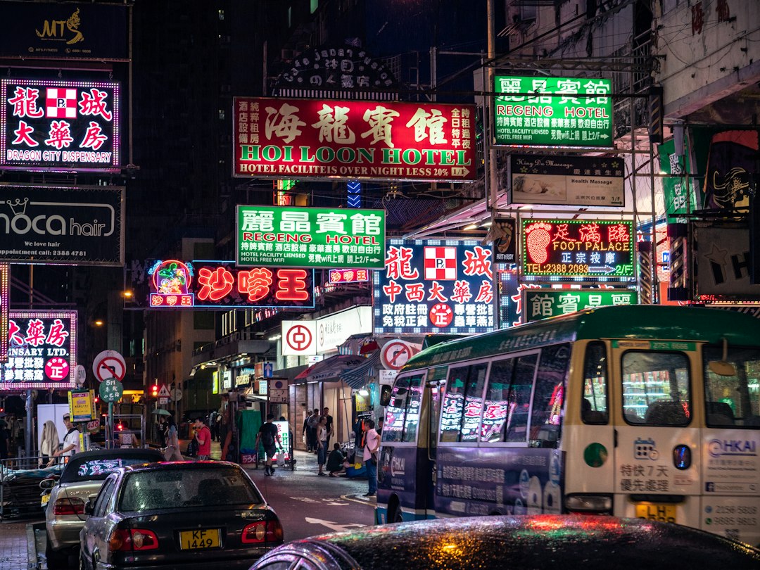 Erkundung des Nachtmarktes in der Temple Street, Hongkong - Jordan | Secret World Trip Planner