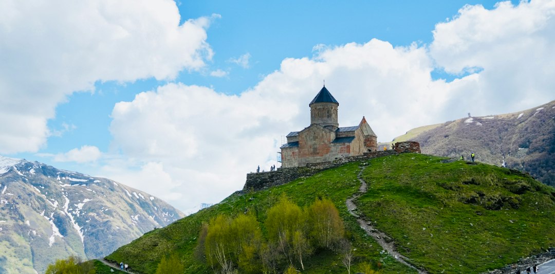 Chiesa di Gergeti: Tempel auf dem Kaukasusgipfel - Kazbegi | Secret World Trip Planner
