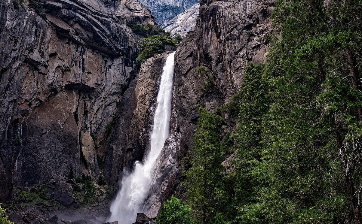 Horsetail Fall in Yosemite National Park in California - Tioga Pass Rd | Secret World Trip Planner