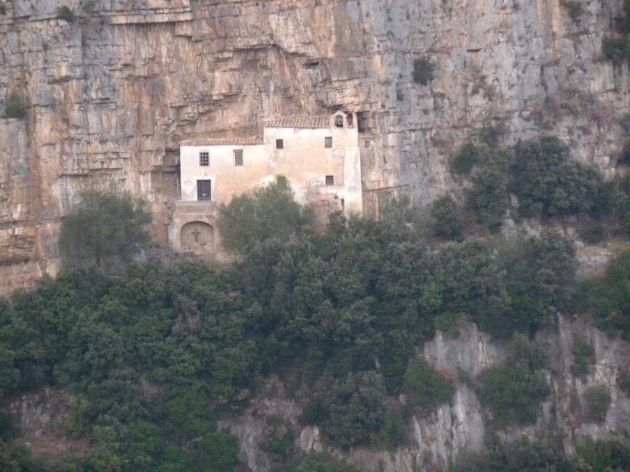 Eremo di San Magno una chiesa-grotta in Piemonte - San Mango Piemonte | Secret World Trip Planner