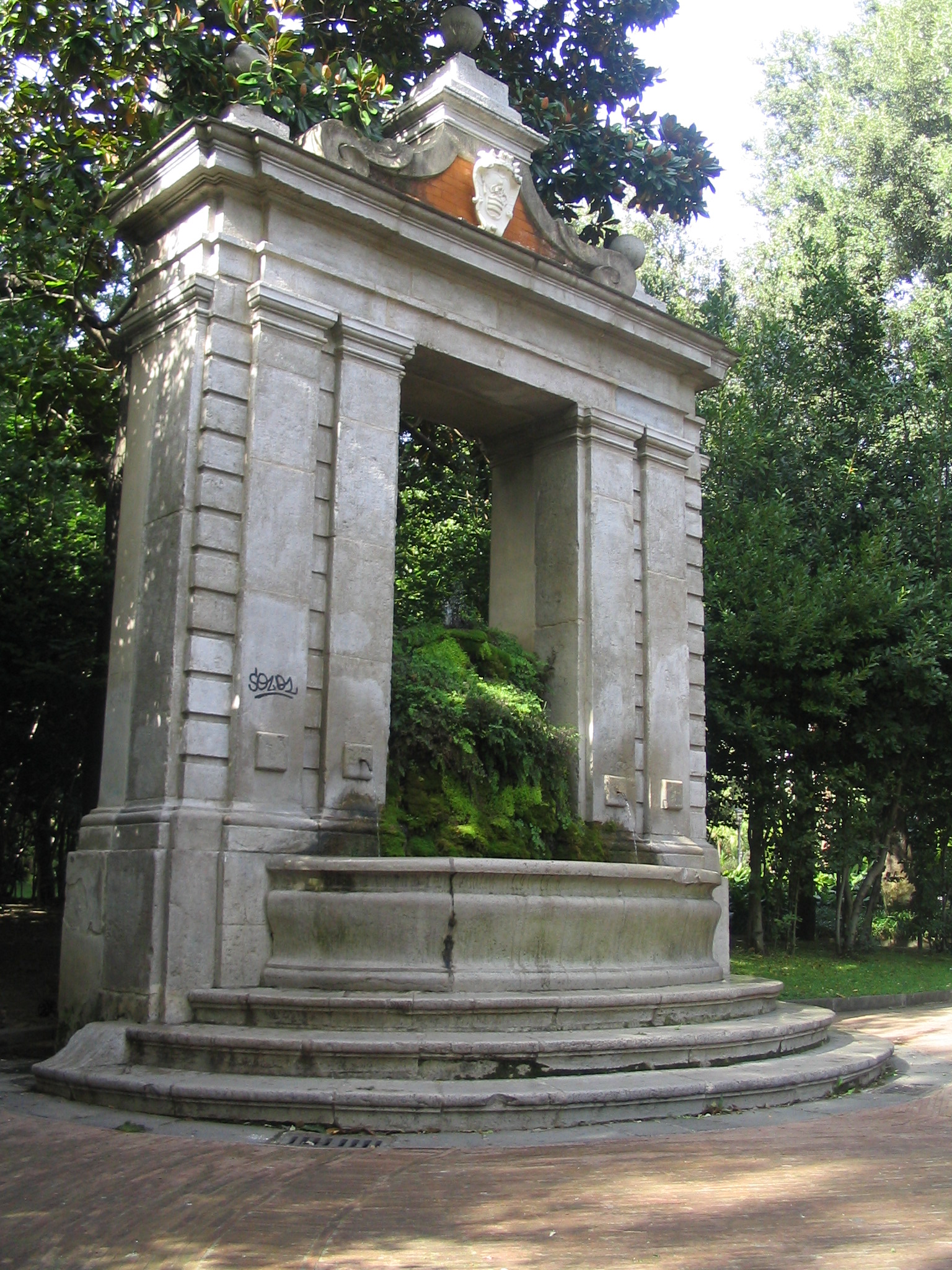 Der Tullius-Brunnen (bekannt als Äskulap-Brunnen) - Salerno | Secret World Trip Planner